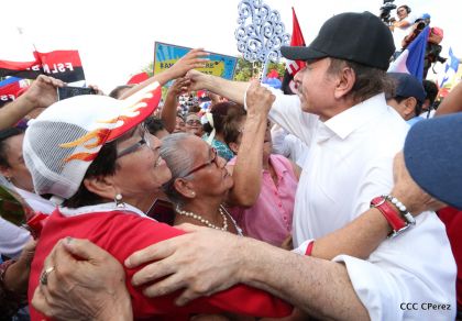 Daniel y Rosario se funden en abrazo solidario con las Madres en Oración y Cantata por la Paz