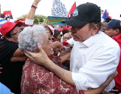 Daniel y Rosario se funden en abrazo solidario con las Madres en Oración y Cantata por la Paz