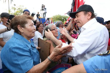 Daniel y Rosario se funden en abrazo solidario con las Madres en Oración y Cantata por la Paz