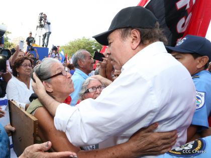 Daniel y Rosario se funden en abrazo solidario con las Madres en Oración y Cantata por la Paz