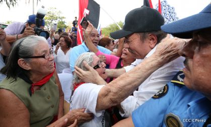 Daniel y Rosario se funden en abrazo solidario con las Madres en Oración y Cantata por la Paz