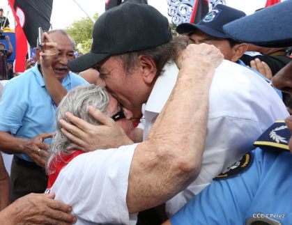 Daniel y Rosario se funden en abrazo solidario con las Madres en Oración y Cantata por la Paz