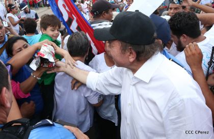 Daniel y Rosario se funden en abrazo solidario con las Madres en Oración y Cantata por la Paz