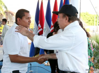 Daniel y Rosario se funden en abrazo solidario con las Madres en Oración y Cantata por la Paz