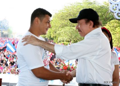 Daniel y Rosario se funden en abrazo solidario con las Madres en Oración y Cantata por la Paz