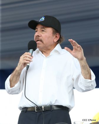 Daniel y Rosario se funden en abrazo solidario con las Madres en Oración y Cantata por la Paz