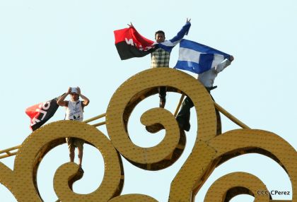 Daniel y Rosario se funden en abrazo solidario con las Madres en Oración y Cantata por la Paz