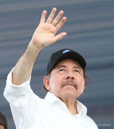 Daniel y Rosario se funden en abrazo solidario con las Madres en Oración y Cantata por la Paz