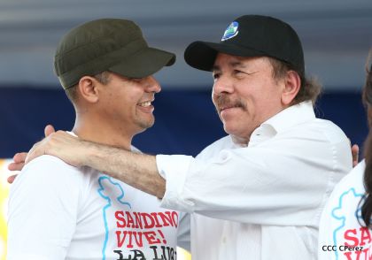 Daniel y Rosario se funden en abrazo solidario con las Madres en Oración y Cantata por la Paz