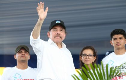 Daniel y Rosario se funden en abrazo solidario con las Madres en Oración y Cantata por la Paz