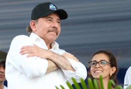 Daniel y Rosario se funden en abrazo solidario con las Madres en Oración y Cantata por la Paz