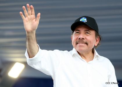 Daniel y Rosario se funden en abrazo solidario con las Madres en Oración y Cantata por la Paz