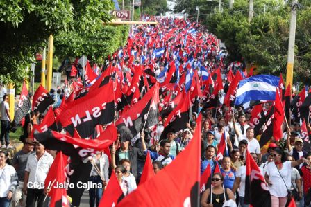 Daniel y Rosario se funden en abrazo solidario con las Madres en Oración y Cantata por la Paz
