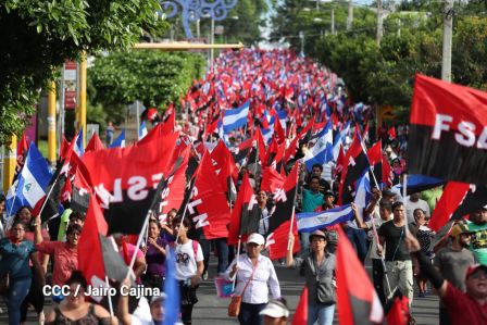 Daniel y Rosario se funden en abrazo solidario con las Madres en Oración y Cantata por la Paz