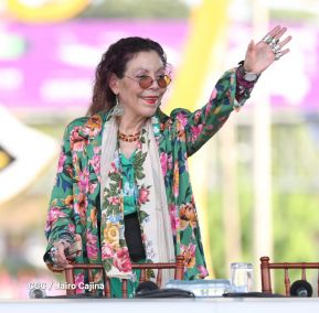 Daniel y Rosario se funden en abrazo solidario con las Madres en Oración y Cantata por la Paz