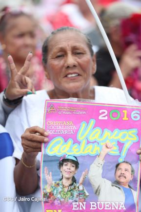Daniel y Rosario se funden en abrazo solidario con las Madres en Oración y Cantata por la Paz