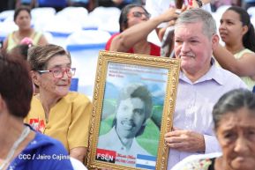 Daniel y Rosario se funden en abrazo solidario con las Madres en Oración y Cantata por la Paz