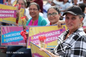 Daniel y Rosario se funden en abrazo solidario con las Madres en Oración y Cantata por la Paz