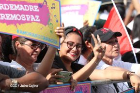 Daniel y Rosario se funden en abrazo solidario con las Madres en Oración y Cantata por la Paz