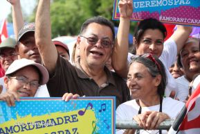 Daniel y Rosario se funden en abrazo solidario con las Madres en Oración y Cantata por la Paz