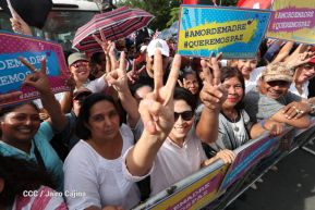 Daniel y Rosario se funden en abrazo solidario con las Madres en Oración y Cantata por la Paz