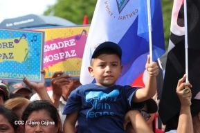 Daniel y Rosario se funden en abrazo solidario con las Madres en Oración y Cantata por la Paz