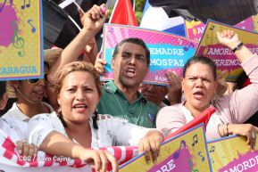 Daniel y Rosario se funden en abrazo solidario con las Madres en Oración y Cantata por la Paz