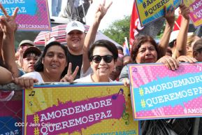 Daniel y Rosario se funden en abrazo solidario con las Madres en Oración y Cantata por la Paz