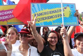 Daniel y Rosario se funden en abrazo solidario con las Madres en Oración y Cantata por la Paz