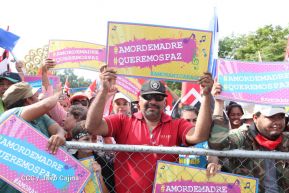Daniel y Rosario se funden en abrazo solidario con las Madres en Oración y Cantata por la Paz