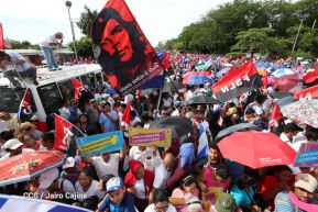 Daniel y Rosario se funden en abrazo solidario con las Madres en Oración y Cantata por la Paz