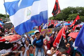 Daniel y Rosario se funden en abrazo solidario con las Madres en Oración y Cantata por la Paz