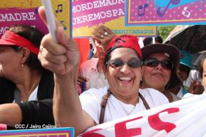 Daniel y Rosario se funden en abrazo solidario con las Madres en Oración y Cantata por la Paz