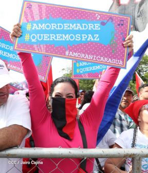 Daniel y Rosario se funden en abrazo solidario con las Madres en Oración y Cantata por la Paz