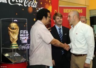Trofeo de la Copa Mundial de la FIFA visita por primera vez Nicaragua