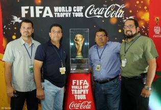 Trofeo de la Copa Mundial de la FIFA visita por primera vez Nicaragua