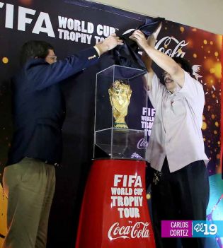 Trofeo de la Copa Mundial de la FIFA visita por primera vez Nicaragua