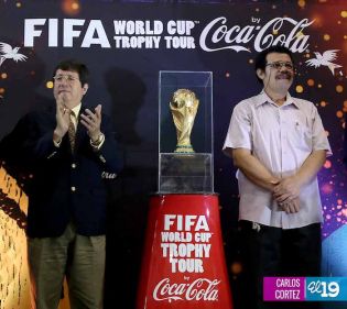 Trofeo de la Copa Mundial de la FIFA visita por primera vez Nicaragua