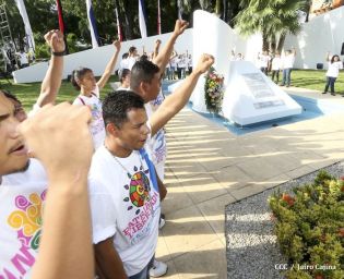 Pueblo coloca ofrendas florales en honor al Comandante Carlos Fonseca