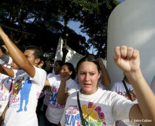 Pueblo coloca ofrendas florales en honor al Comandante Carlos Fonseca
