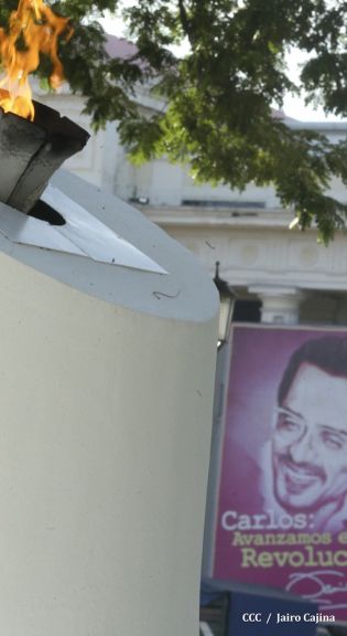 Pueblo coloca ofrendas florales en honor al Comandante Carlos Fonseca