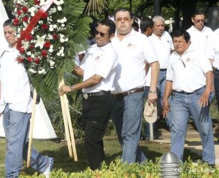 Pueblo coloca ofrendas florales en honor al Comandante Carlos Fonseca