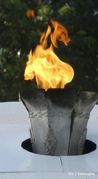 Pueblo coloca ofrendas florales en honor al Comandante Carlos Fonseca