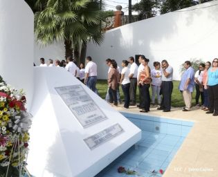 Pueblo coloca ofrendas florales en honor al Comandante Carlos Fonseca