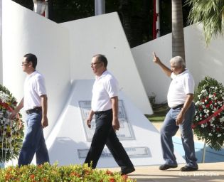 Pueblo coloca ofrendas florales en honor al Comandante Carlos Fonseca