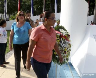 Pueblo coloca ofrendas florales en honor al Comandante Carlos Fonseca