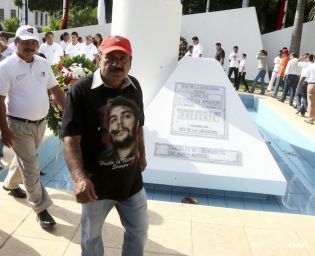 Pueblo coloca ofrendas florales en honor al Comandante Carlos Fonseca