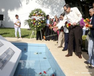 Pueblo coloca ofrendas florales en honor al Comandante Carlos Fonseca
