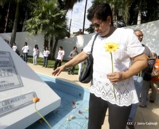 Pueblo coloca ofrendas florales en honor al Comandante Carlos Fonseca