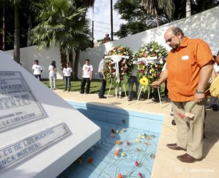 Pueblo coloca ofrendas florales en honor al Comandante Carlos Fonseca